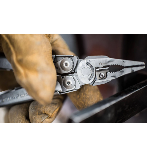 LEATHERMAN SURGE® NEGRO